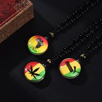 Collier tendance avec chaîne perlée et pendentif en cristal cabochon motif drapeau africain, inspiré du style africain, design drapeaux de 287 pays