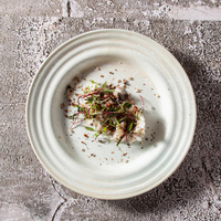 Autres articles de table : Assiette creuse en céramique de 10 pouces à bord côtelé, faite à la main, pour apéritifs, en blanc crème avec glaçure réactive, idéale pour la restauration fine