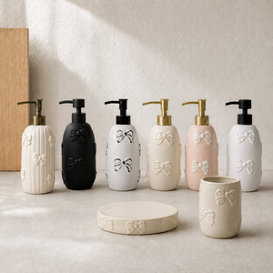 Juego de Accesorios de Baño de Cerámica con Lazo Decorativo en Relieve, Varios Colores: Dispensador de Jabón/Loción, Jabonera, Vaso, 3 Piezas - Product Image 1