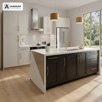 Meuble de cuisine sur mesure avec îlot, portes laquées Shaker, design modulaire et tiroirs à fermeture amortie, structure en panneaux mélaminés