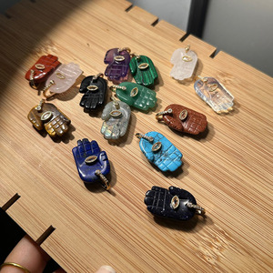 Pendentif main de Fatma en cristal de quartz naturel avec micro-pavé de CZ plaqué or 18 carats JF8421 - Product Image 4