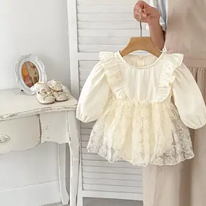 2024 Frühling niedliches Blumennetz Baumwollmädchen Babykleidung Kleider Pyjamas Neugeborene Strampler
