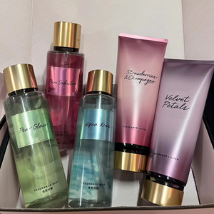 <span class=keywords><strong>Set</strong></span> Regalo Originale Victoria con Profumo da Donna 250ml e Lozione, Fragranza Champagne, Spray Corpo Idratante e Rinfrescante - Product Image 1