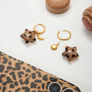 Boucles d'oreilles pendantes étoile imprimé léopard en acier inoxydable plaqué or 18 carats pour femme - Product Image 4