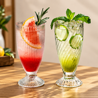 Großhandel Geripptes Eisbecher-Dessertglas mit Fuß für Milchshake, Pudding, Saft, Cocktails – Ideal für Bar & Restaurant, mit individuellem Logo
