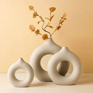 Vente en gros de vase nordique de luxe personnalisé vase en céramique de porcelaine vase décoratif de fleur séchée en céramique de beignet pour la décoration intérieure