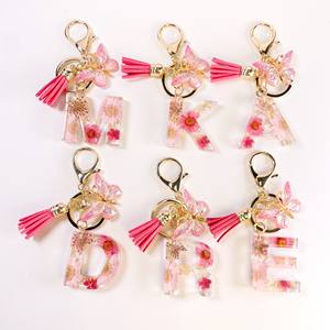 Nouveau porte-clés lettre avec pendentif marguerite rose en fleur séché<span class=keywords><strong>e</strong></span> et époxy cristallin, et pompon papillon, mignon et tendance - Product Image 2