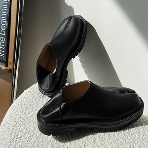 รองเท้าสลิปออนทรงเตี้ยแบบ Tabi รุ่นใหม่ปี 2026 สำหรับผู้ชาย ดีไซน์ทันสมัย สวมใส่ง่าย หัวรองเท้าทรงเกือกม้า ดีไซน์แยกนิ้วเท้าแบบพิเศษ รองเท้าผ้าใบลำลอง - Product Image 2