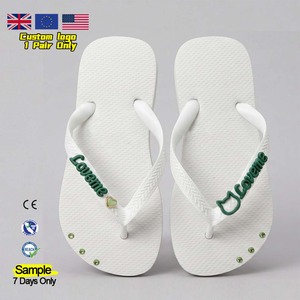 Tongs blanches personnalisées pour <span class=keywords><strong>femme</strong></span> avec logo, lettres 3D et breloques – Sandales <span class=keywords><strong>de</strong></span> plage d'été chic et personnalisables DIY - Product Image 1