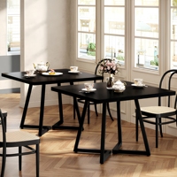 Ensemble de mobilier de restaurant commercial : tables à manger carrées en bois, chaises noires, chaises rembourrées beiges, vente en gros