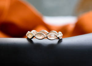 Bague d'éternité en quartz rutilé doré Aurora Gold Vein, style marquise, avec métal argent sterling 925, style luxueux. - Product Image 2