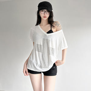 เสื้อยืดสไตล์อเมริกัน Y2K ประดับคริสตัล คอวี ไหล่เฉียง ทรงหลวม สตรีทแฟชั่นลำลอง - Product Image 4