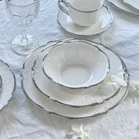Vaisselle en Porcelaine Blanche de Luxe Hôtelier, Ensemble d'Assiettes à Fleurs en Relief avec Glaçure Blanche, Service de Table Bordure Argentée