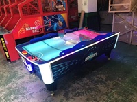 Machine de jeu d'arcade à pièces Table de hockey incurvée bleue Amusement intérieur Composants électroniques en plastique en métal