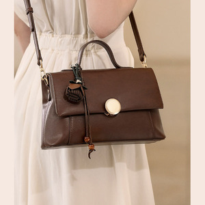 Sac bandoulière vintage pour femme, sac à main polyvalent, sac fourre-tout élégant pour le travail avec pendentif, cadeau pour femmes - Product Image 4