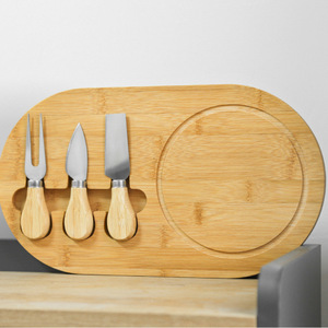 Juego de tablas de queso de bambú Juncheng de 36x18x1.5cm con juego de cuchillo y tenedor de acero inoxidable para servir queso y pan - Product Image 1