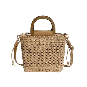 फैक्टरी प्रत्यक्ष फैशन हाथ से बुने हुए कंधे बैग गर्मियों में पुआल समुद्र तट बैग 2023 ठोस रंग Drawstring लकड़ी संभाल दूत बैग