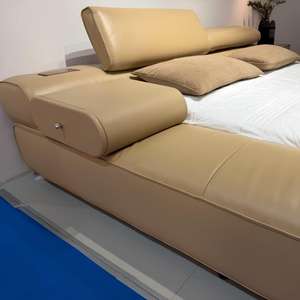Cama Ergonómica de Cuero de Lujo con Acolchado Suave y Reposacabezas Ajustable para Recámara Principal - Product Image 6