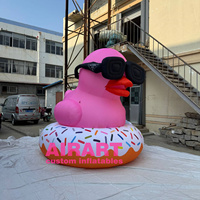 Anneau de natation de ballon de canard rose de nouvelle forme, mascotte gonflable de canard d'anneau de natation pour la décoration extérieure de fête d'été