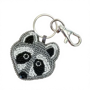Porte-clés unique en forme de visage de panda perlé, tendance, forme personnalisée, mousqueton de dessin animé, anneau en alliage de zinc durable avec incrustation de métal, pour femme - Product Image 1