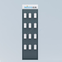 Présentoir métallique double face pour magasin de détail, idéal pour chaussettes, outils et outils de quincaillerie, ou comme présentoir d'ornements sur panneau perforé.