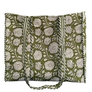 Bolso tote con fondo verde y patrones florales blancos que crean un diseño botánico elegante - Product Image 1