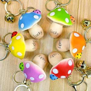 Llavero de Resina con Diseño Creativo de Mariquita y Hongo, Colgante para Coche y Mochila, Venta al por Mayor, Pequeño Regalo - Product Image 2