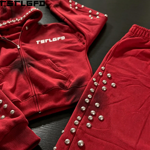 Conjunto de chándal de streetwear rojo de peso pesado con efecto desgastado, remaches y cremallera, compuesto por sudadera con capucha y pantalones de chándal apilados, venta al por mayor - Product Image 5
