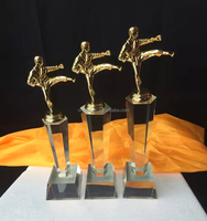 Nouveau design de trophée en métal en forme d'étoile avec lettres gravées pour les événements sportifs, le team building et les cadeaux de remerciement