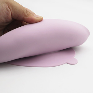 Ciotola Rotonda in Silicone per Cani con Ventosa Antiscivolo, Resistente ai Morsi, Anti-Caduta, con Stampa Zampa e Osso, per Alimenti - Product Image 4