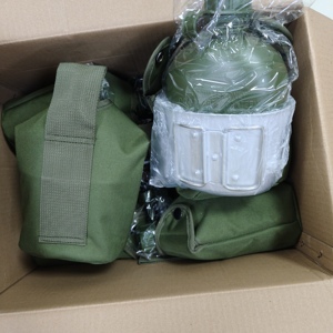 Bouteille d'eau en plastique DFB01 1L avec pochette verte et large boucle de sangle pour ceintures, personnalisable avec crochet. - Product Image 3