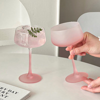 Verre à pied en cristal rose de style français moderne et minimaliste, de haute qualité, pour usage domestique, conçu pour les femmes ; parfait pour les boissons légèrement alcoolisées