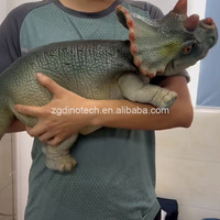 Accessoire de dinosaure pour bébé à commande manuelle pour fêtes, ou marionnette interactive de bébé Triceratops pour spectacle commercial