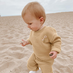 Completo Sportivo in Pile per Neonati e Bambini con Felpa Pullover e Pantaloni Jogger Ricamati a <span class=keywords><strong>Margherita</strong></span> - Product Image 4