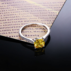 Vente en gros de bagues de fiançailles personnalisées en diamant simulé Bague princesse ronde Asscher Cut Solitaire Lucita pour femmes - Product Image 3