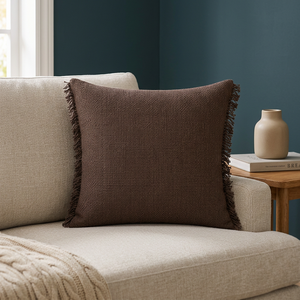 Housse de coussin en lin de qualité supérieure avec bordure à franges |   Coussin carré décoratif texturé brun foncé pour canapé et décoration intérieure - Product Image 4