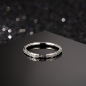 Bague de baseball simple en acier inoxydable pour femme, plaquée or 18 carats, finition givrée, style drama coréen tendance, vente en gros fabricant - Product Image 2