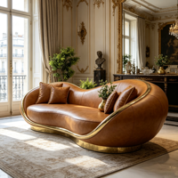 Canapé de luxe en forme de vague courbée, structure en métal doré, revêtement en similicuir souple, canapé lounge courbé pour villa, hôtel, décoration haut de gamme pour salon.