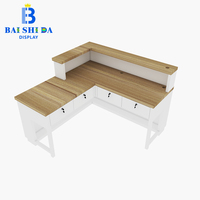 Comptoir de réception en forme de L avec dessus en bois grainé et cadre blanc, avec tiroirs, pour magasin d'optique, comptoir de caisse