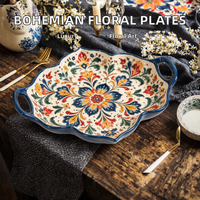 Plat de service en céramique artisanal, motif floral exotique peint à la main, bordure carrée en lotus, bleu marine, double poignée, pour buffet