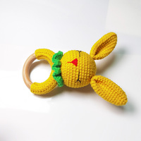 Hot Sale Günstige handgemachte Stricken Häkeln Zahnen Cartoon Tiere Kaninchen Holz Baby Rassel Beißring Spielzeug