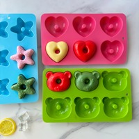 Assortiment de moules en silicone antiadhésifs pour la pâtisserie, comprenant des formes d'ours, d'étoile, de cœur, de beignets, de chocolat, de biscuits et de pâtisseries carrées