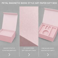 Boîte cadeau en papier artistique de style livre magnétique avec insert rose et estampage à chaud blanc, impression personnalisée pour l'emballage cosmétique