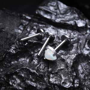 Labret en Titane G23 à Filetage Interne avec Opale en Forme de Cœur |   Bijoux de piercing hypoallergéniques à dos plat pour lèvre, oreille, cartilage et langue - Product Image 4