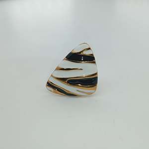 Anillo de Acero Inoxidable con Baño de Oro PVD, Diseño de Esmalte Blanco y Negro, Joyería de Diseño - Product Image 1