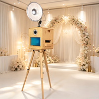 La nouvelle cabine photo mobile en chêne présente une coque en bois, équipée d'une imprimante à transfert thermique et d'un appareil photo reflex numérique.