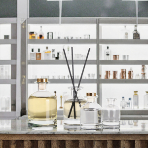 Bouteilles en verre rondes transparentes de 150 ml pour diffuseur d'arômes de luxe, vides, avec bouchon à vis gravé à l'acide et emballage scellé - Product Image 3