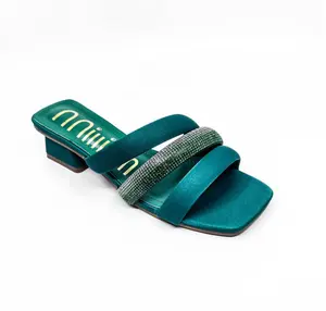 Sandal bawah datar berlian Air Panas 2024 baru sutra dan warna satin sabuk cocok sandal pantai pakaian luar wanita pantofceln
