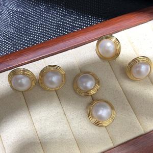 Pendientes de Perlas Mabei World, Plata Chapada en Oro 9999, Perlas Mabe Blancas de Agua de Mar - Product Image 2