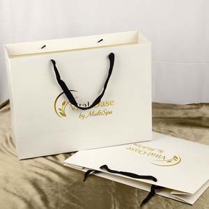 ถุงกระดาษรีไซเคิลพิมพ์โลโก้ตามสั่ง พร้อมหูหิ้วริบบิ้น และพิมพ์ยูวี สำหรับใส่เครื่องประดับ - Product Image 3